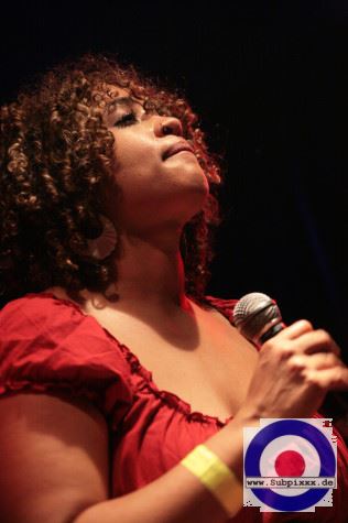 Miss Brandy Butler - The Fonxionaires (CH) Easter Soul Spectacle - McCormacks Ballroom Leipzig 11.04.2009 (15).jpg